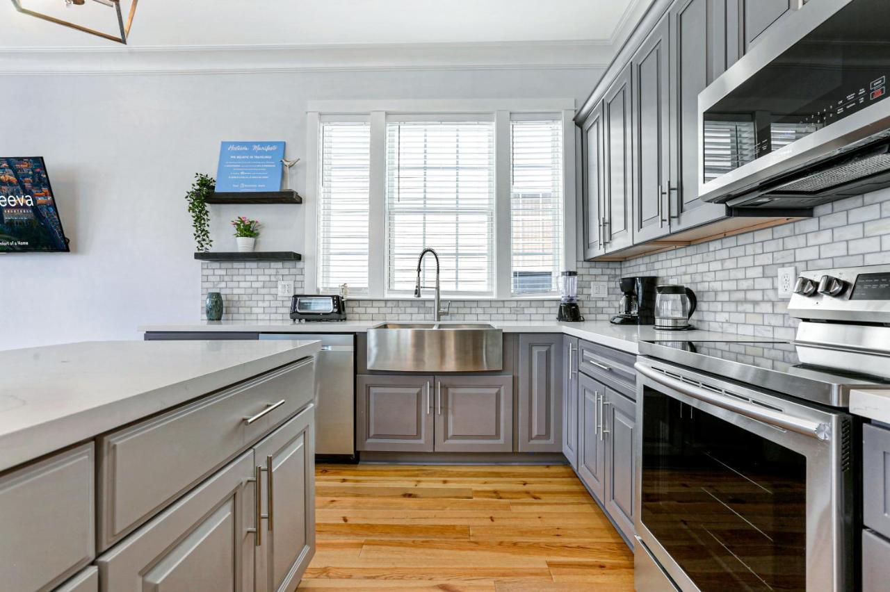 Hosteeva Amazing 4 Bedroom Modern With Balcony Near Frnch Quarter Apartment